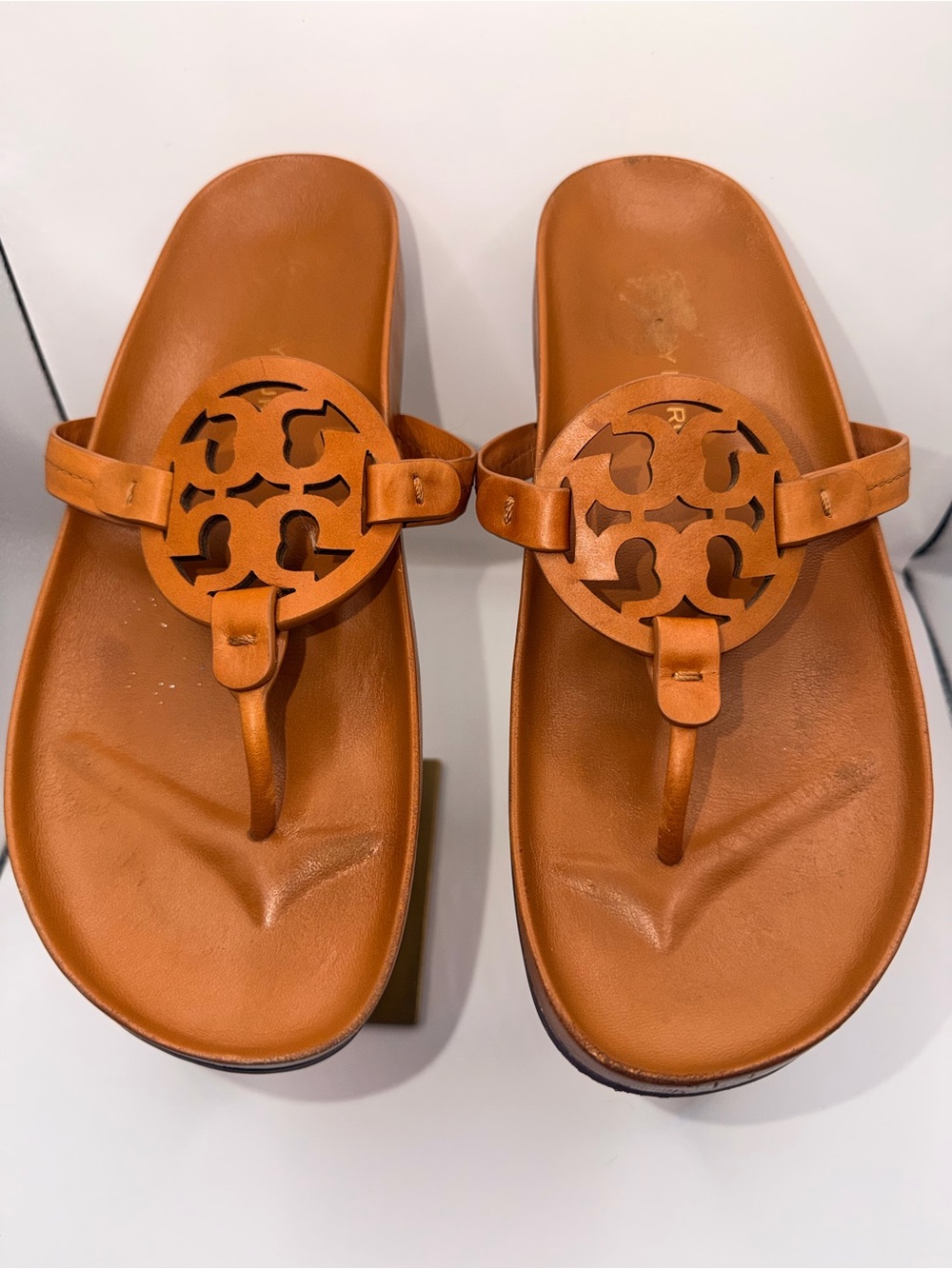 Tory Burch Leather Logo Thong Sandals - Cognac